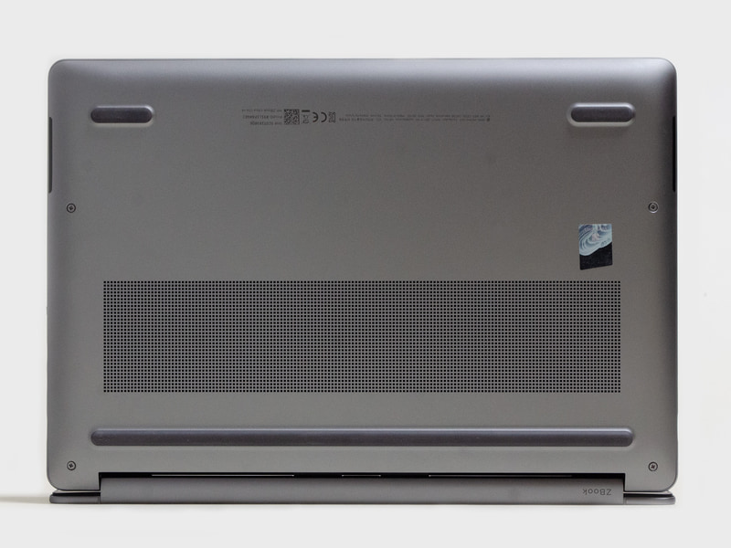 裏。手前左右と後ろに1本バー式のゴム足