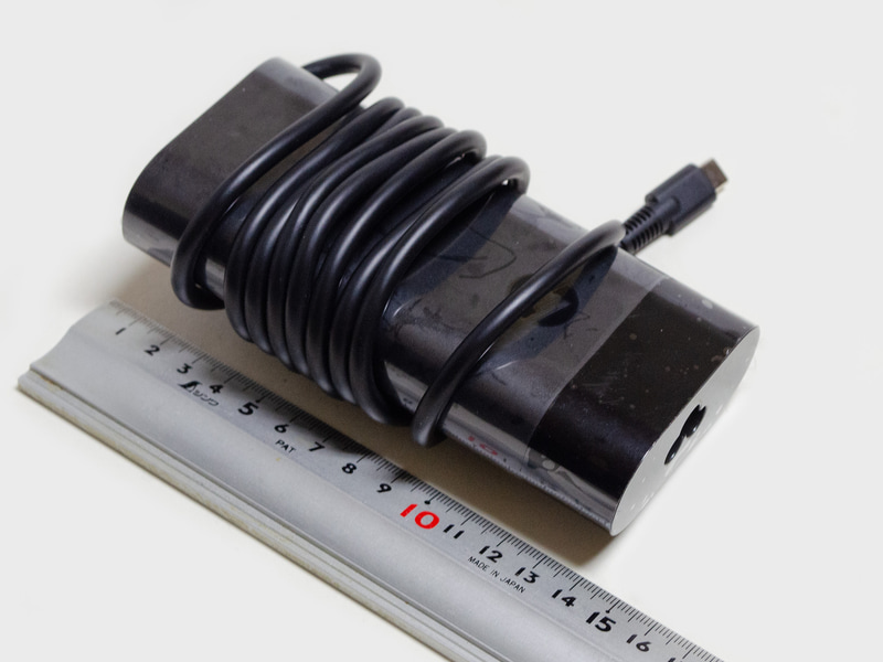 付属のACアダプタのサイズ約138×65×28mm、重量428g、出力140W