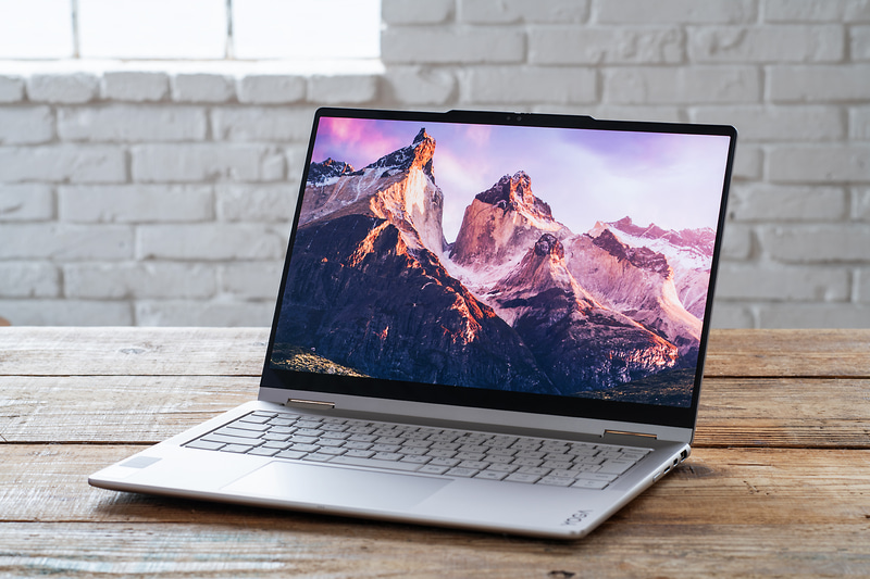 レノボ「<a href="https://www.lenovo.com/jp/ja/p/laptops/yoga/yoga-2-in-1-series/lenovo-yoga-7i-2-in-1-gen-10-14-inch-intel/len101y0056" class="nc" data-ipc-count="main-content-link" target="_blank">Yoga 7i 2-in-1 Gen 10</a>」。Core Ultra 2シリーズ搭載の最新モデル、メモリ32GB、SSD 512GBでありながら、直販18万9,860円でリーズナブル