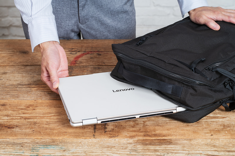 14型で厚みが抑えられており、バッグへの収まりもいい