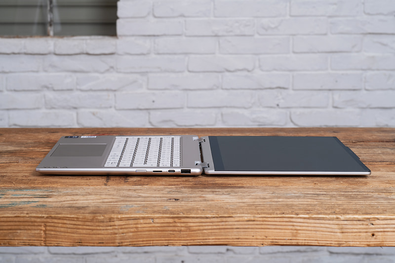 ディスプレイは180～360度まで無段階に開くことができる