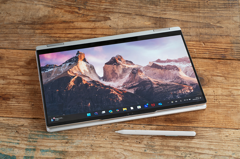 ディスプレイは180～360度まで無段階に開くことができる