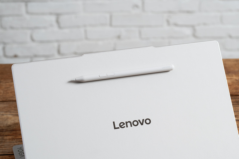 ペンは天板にマグネットで張り付く。ヴィーガンレザーとぴったりのカラーリング