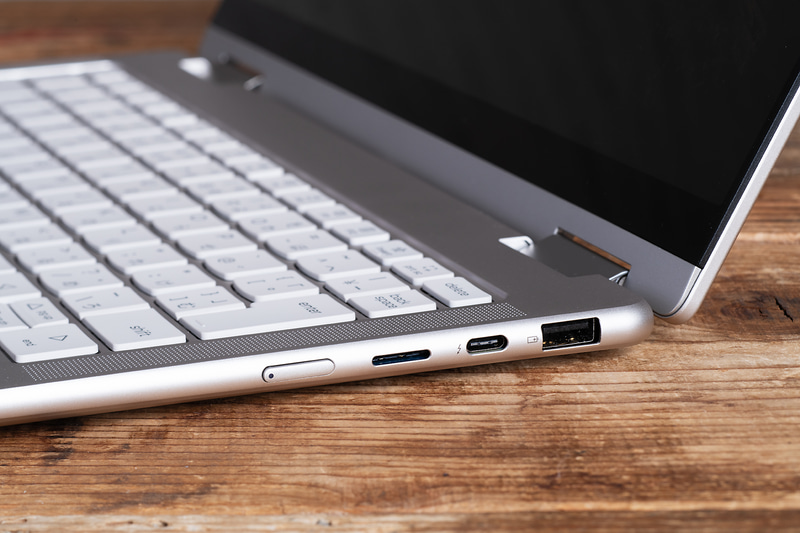 USB Type-C(Thunderbolt 4)ポートは左右側面に1基ずつ装備。ほか、USB Type-AポートやHDMI出力、microSDカードスロットなどを備える