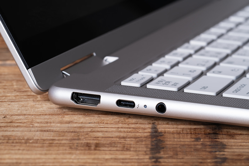USB Type-C(Thunderbolt 4)ポートは左右側面に1基ずつ装備。ほか、USB Type-AポートやHDMI出力、microSDカードスロットなどを備える