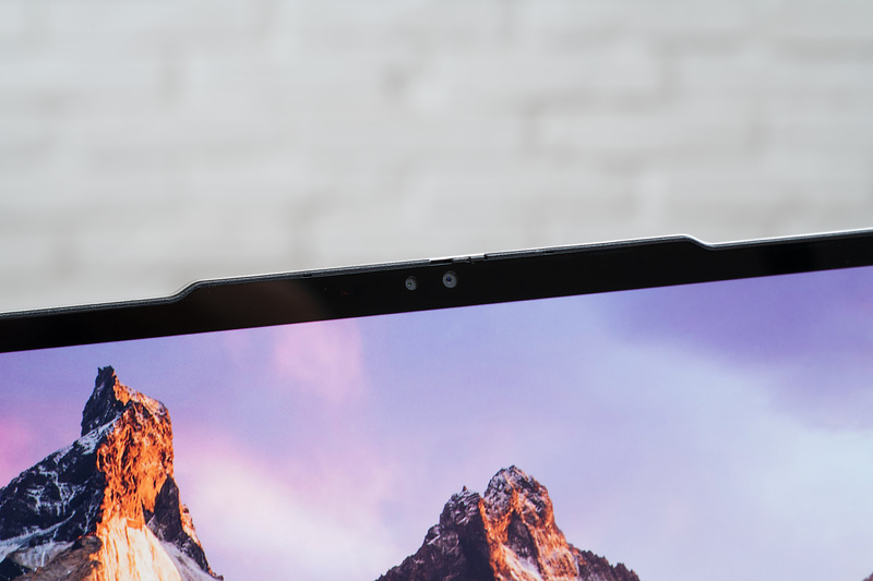 Windows Helloの顔認証に対応する500万画素の内蔵Webカメラ。レンズ部分はプライバシーシャッターで覆うこともできる