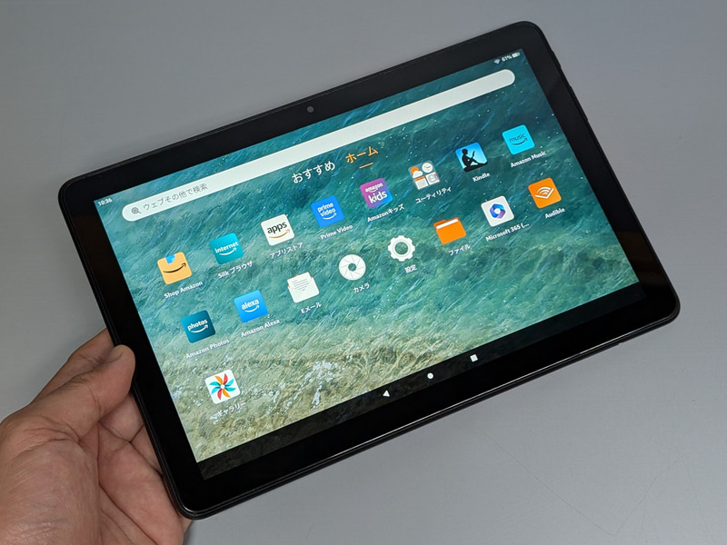 第13世代「Fire HD 10」。ホーム画面とおすすめ画面を左右スワイプで切り替える、Fireおなじみの画面。インカメラが長辺側にあるなど横向きを前提としたボディデザイン