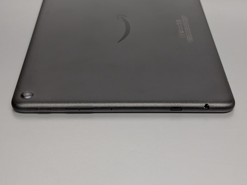 イヤフォンジャックを搭載するのはFire HD 10歴代モデル共通。リアカメラは突起のある仕様に改められた