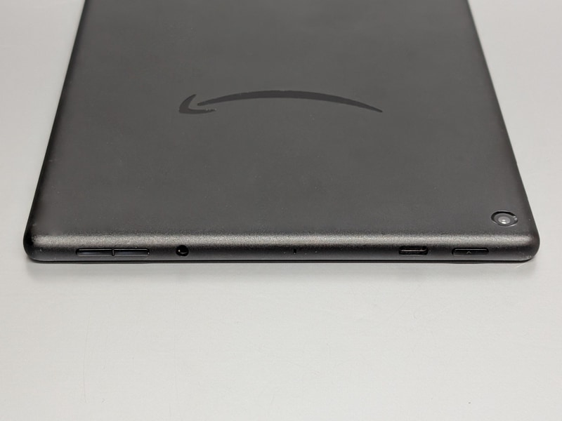 ポートはUSB Type-Cに刷新されている。それ以外は1つ前の第7世代とそっくりのデザインだ