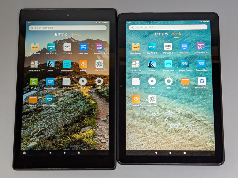 第13世代(右)との比較。短辺側にインカメラがあるためボディが天地に長いのは前述の第5世代と同じ