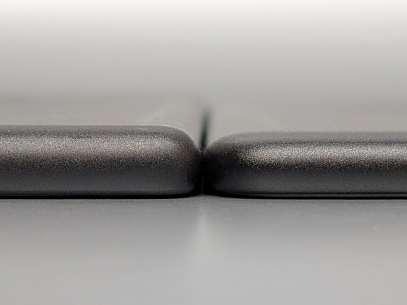 厚みは9.8mmと、歴代モデルの中でもかなり分厚い。現行の第13世代モデル(右)と比べてもかなりの差がある