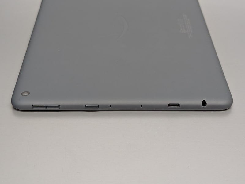 背面に滑り止めのコーティングが施されているのはこの「Plus」モデルのみで、通常モデルは従来と同じ樹脂製