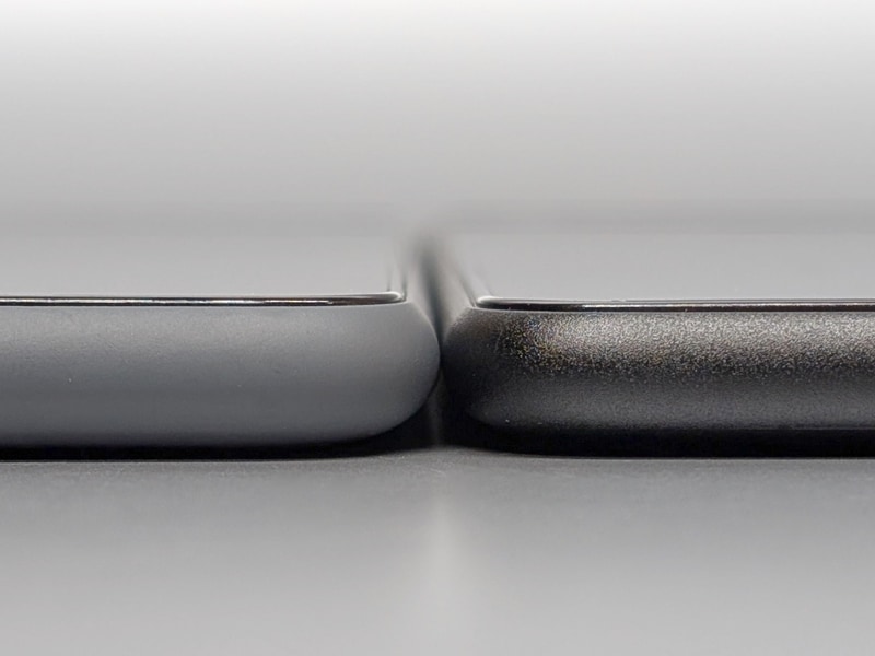 厚みは現行の第13世代モデル(右)とはほぼ同一