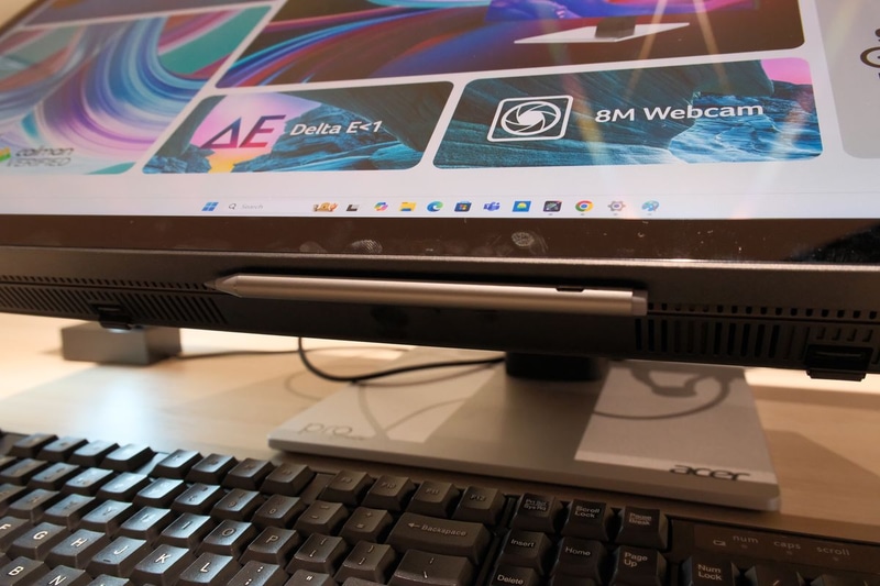 付属のペンは画面下にマグネットで収納可能