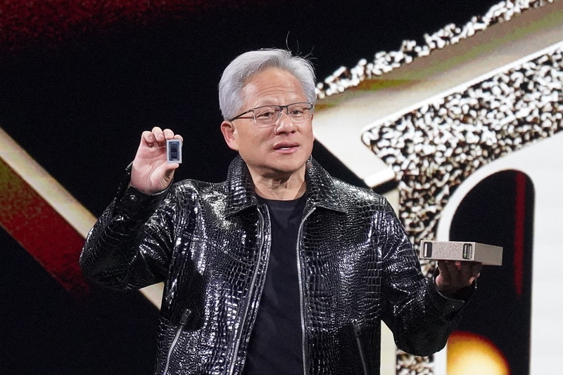 1月のCESでDGX Spark(当時はProject DIGITS)を見せるジェンスン・フアンCEO(1月のCESで撮影)