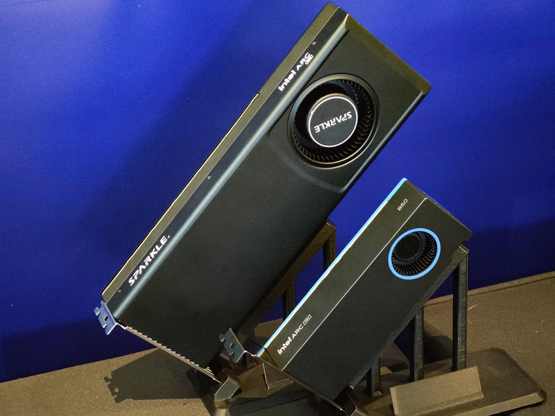 Arc Pro Bシリーズ、奥の大きなカードがB60、手前の小さなカードがB50