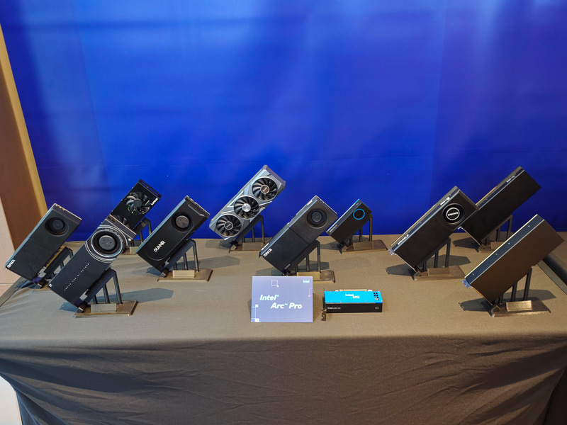 展示されたB50とB60のカード、B60のカードは長めのカード、小さいものがB50