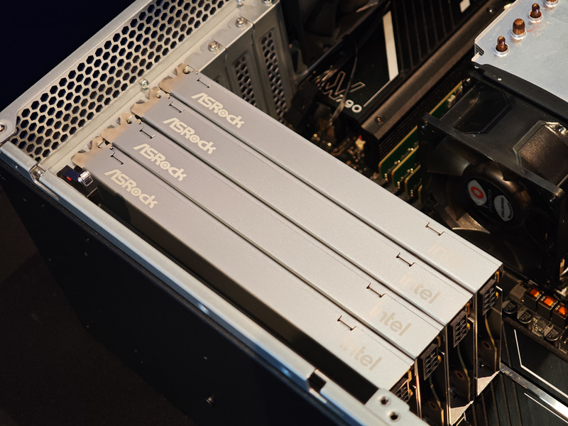 ASRockが開発しているB60のスリムカード。こうした組み合わせで4GPUや、デュアルGPUカードで8GPUなどが実現される