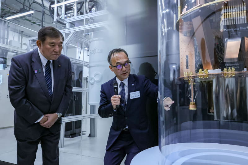 G-QuATを視察する石破総理(左) 出典：首相官邸