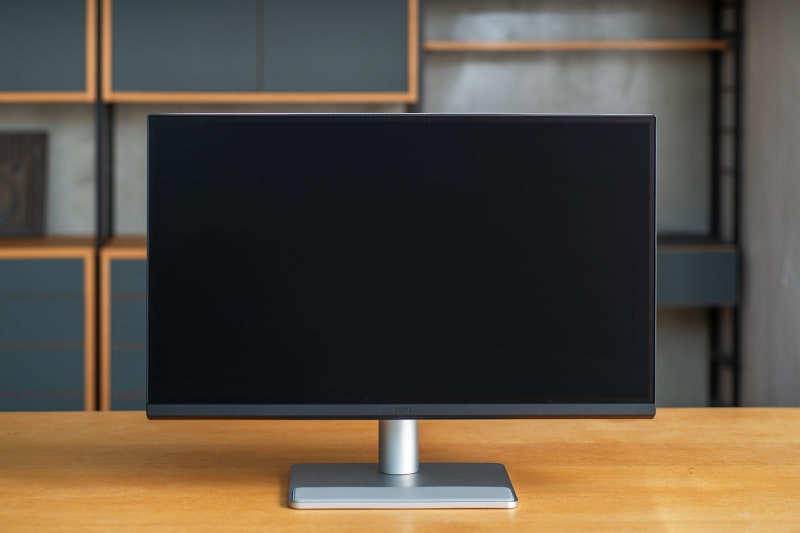 本体前面と本体背面。本体内には3W×2のステレオスピーカーを内蔵