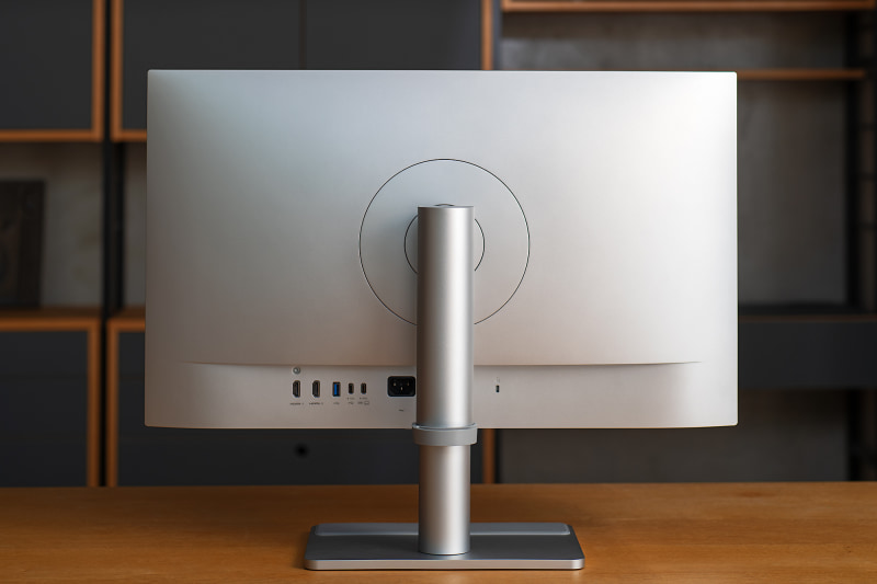 本体前面と本体背面。本体内には3W×2のステレオスピーカーを内蔵