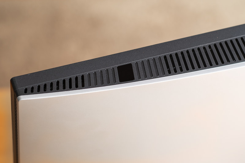 モニター上面には環境光センサーを内蔵