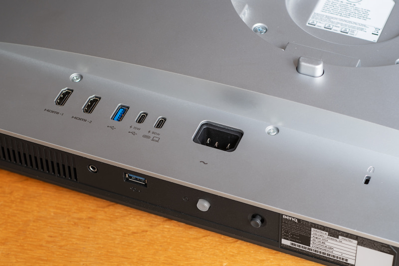 本体背面にはHDMI 2.0 2基、USB 3.2 Gen 1、USB 3.2 Gen 1 Type-C、USB Type-C、電源端子、セキュリティロックスロットを装備