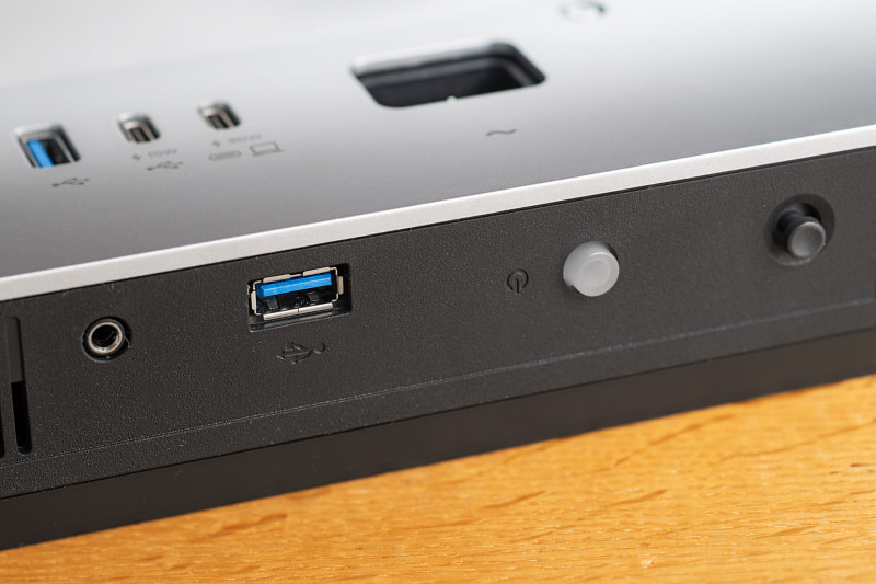 下面には3.5mmオーディオ端子、USB 3.2 Gen 1 、電源ボタン、コントロールキーを装備