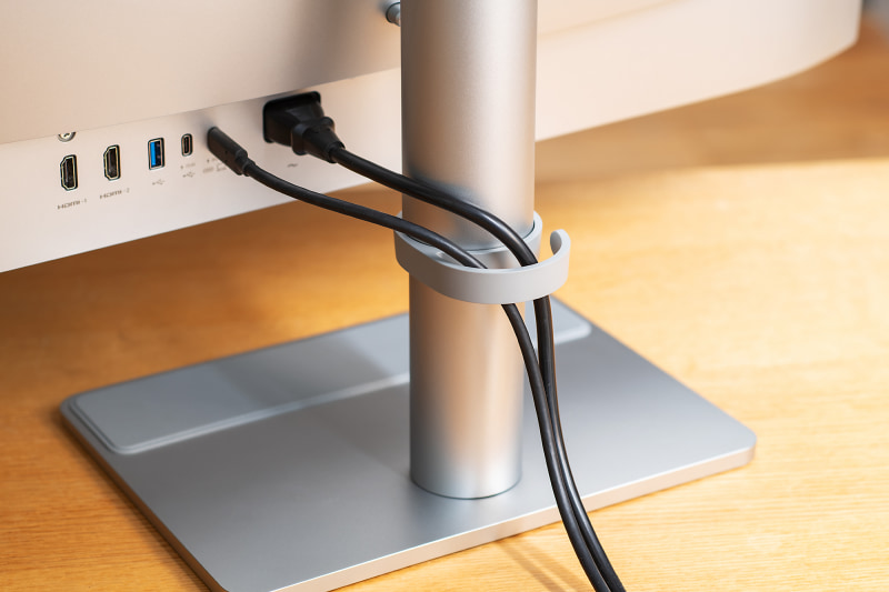 各種ケーブルはホルダーでまとめられる