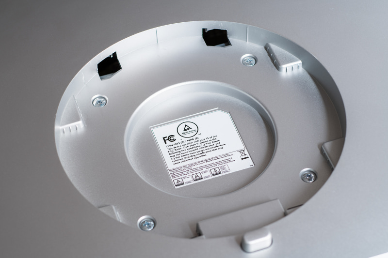 スタンドをはずすと、基部には100×100mmのVESAマウントが用意されており、モニターアームなどに装着できる