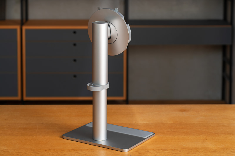 スタンドをはずすと、基部には100×100mmのVESAマウントが用意されており、モニターアームなどに装着できる