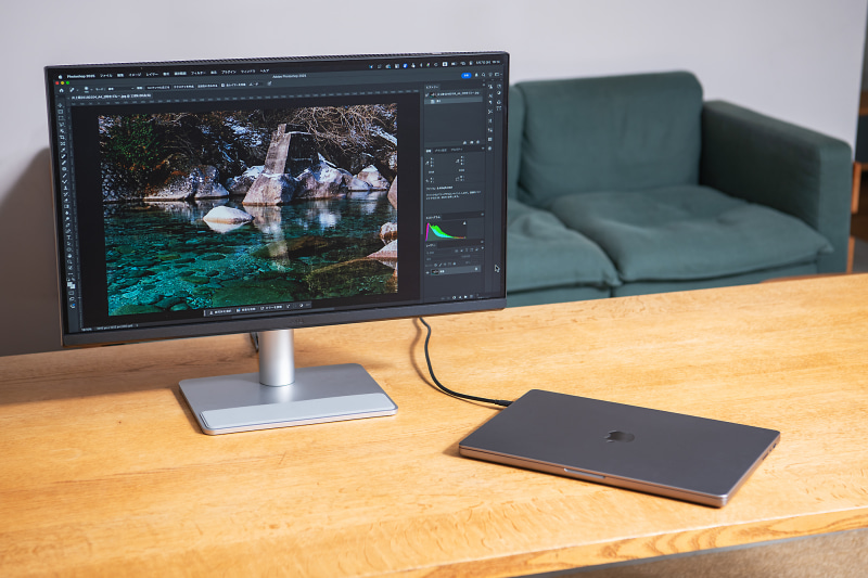 シルバーのMacBook Proと組み合わせたところ