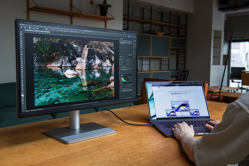 シルバーのMacBook Proと組み合わせたところ