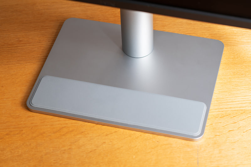 スタンド手前にはラバーパッドが用意されており、MacBook、キーボード、スマホなどの置き場所として活用できる