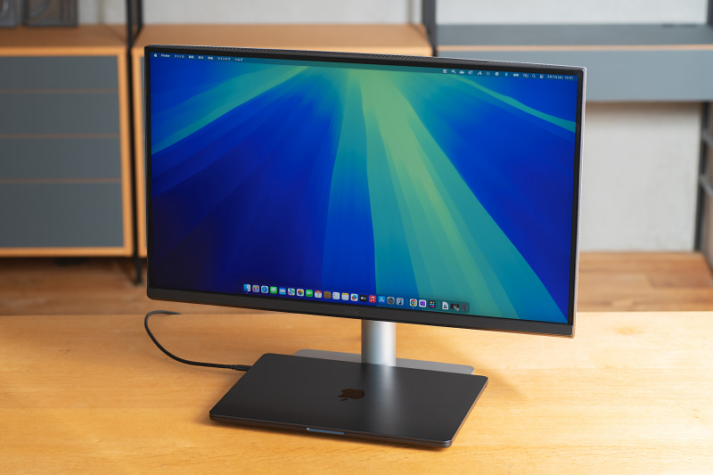 スタンド手前にはラバーパッドが用意されており、MacBook、キーボード、スマホなどの置き場所として活用できる