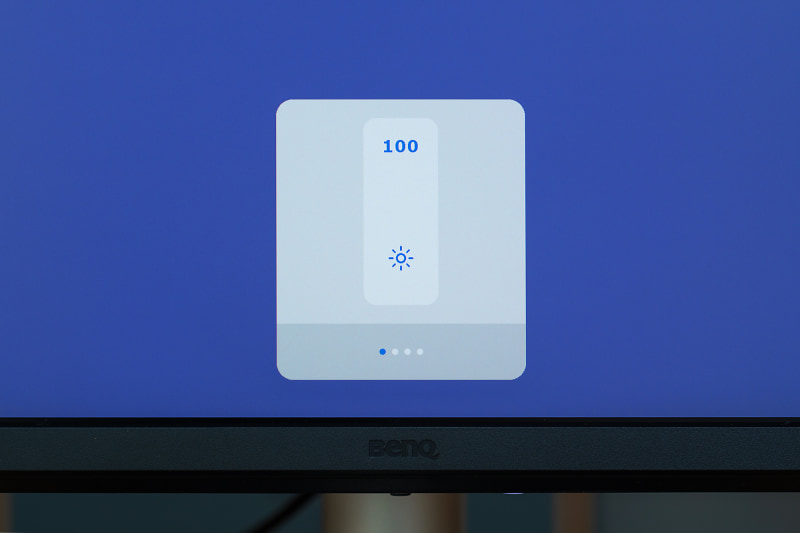 OSDメニューは「輝度」、「音量」、「入力切り替え」、「情報」の4つのみとシンプルな構成