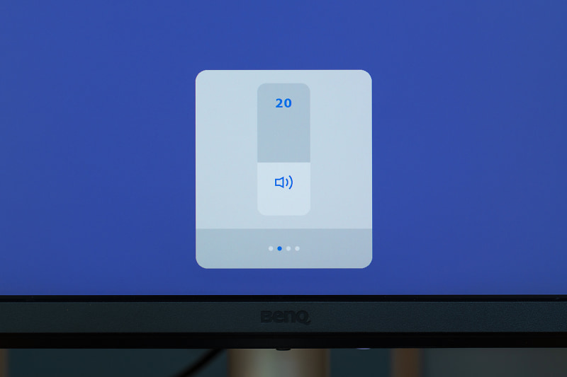 OSDメニューは「輝度」、「音量」、「入力切り替え」、「情報」の4つのみとシンプルな構成