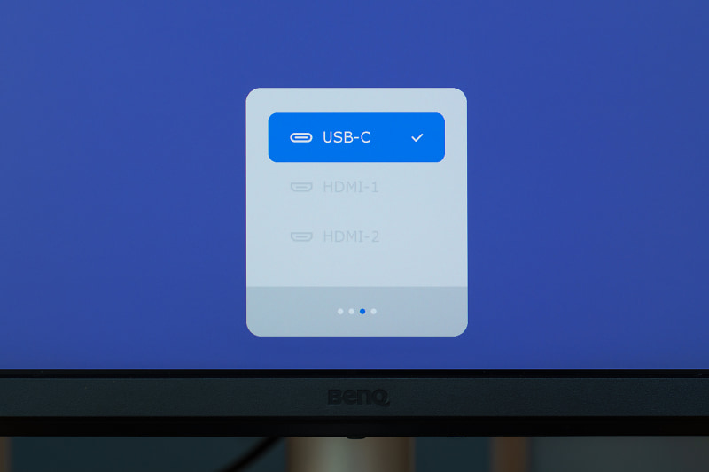 OSDメニューは「輝度」、「音量」、「入力切り替え」、「情報」の4つのみとシンプルな構成