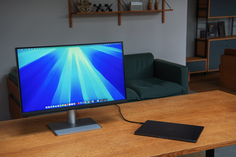 スペースブラックのMacBook Airと組み合わせたところ。シンプルさを追求した造形は、Macのデザインとの親和性が高い