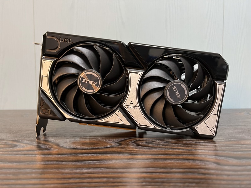 DUAL-RTX5060-O8Gはスタンダードなデュアルファン構成を採用している。カードの全長は実測228mm、ファン口径は90mmである