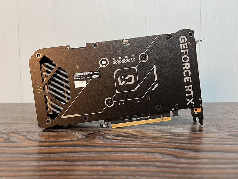 DUAL-RTX5060-O8Gのカード裏面。同社製カードの特徴であるP/Q(Performance/ Quiet)モード切替スイッチが上端に配置されている。今回の検証はすべてPモードで実施している