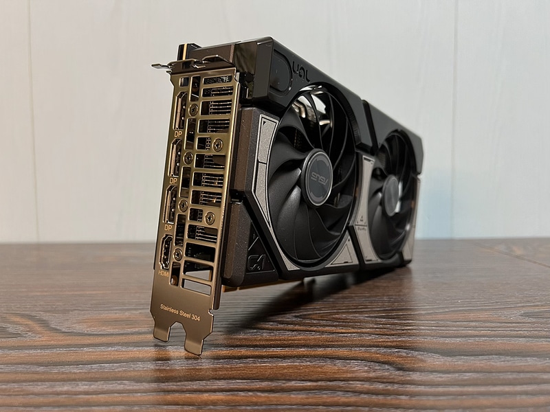 映像出力端子の構成はDisplayPort 2.1b×3+HDMI 2.1b×1。GPUクーラーにやや厚みを持たせているため、厚みは公称2.5スロットである(もう3スロットで良いと思うのだが……)