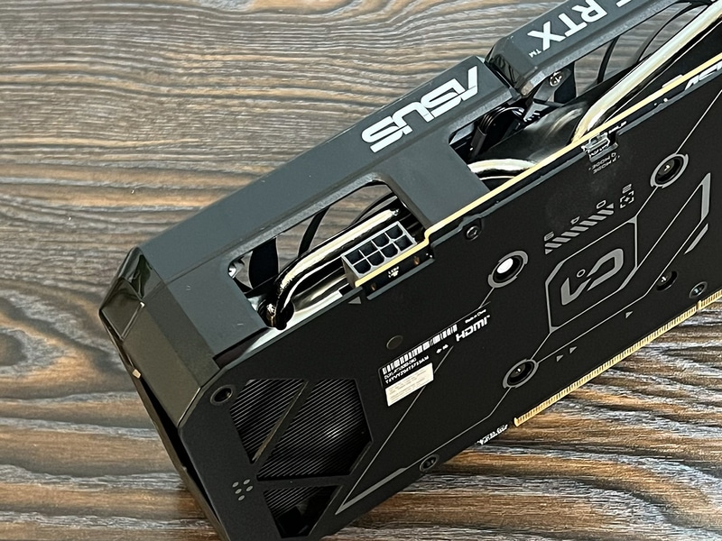 補助電源コネクタはPCIe 8ピン×1。消費電力から考えると順当である