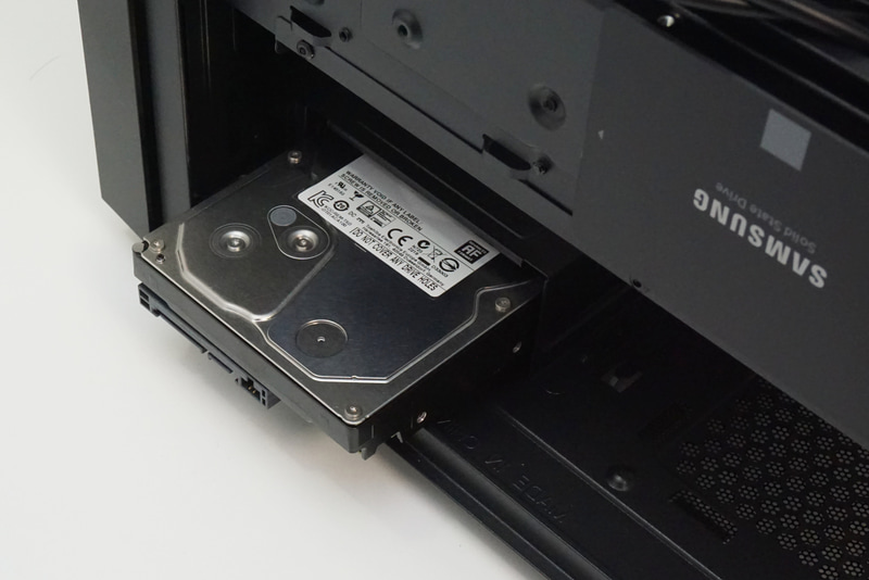 大容量のM.2 SSDや3.5インチHDDなどを追加して、共有フォルダーとして利用する容量を増やせる