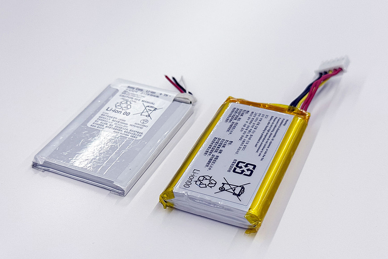 左:REON POCKET 5のバッテリ、右:REON POCKET PROのバッテリ