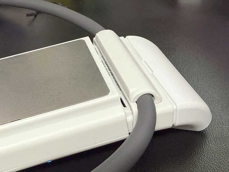 ネックバンドが取り外しボタンの反対側から外れることがある