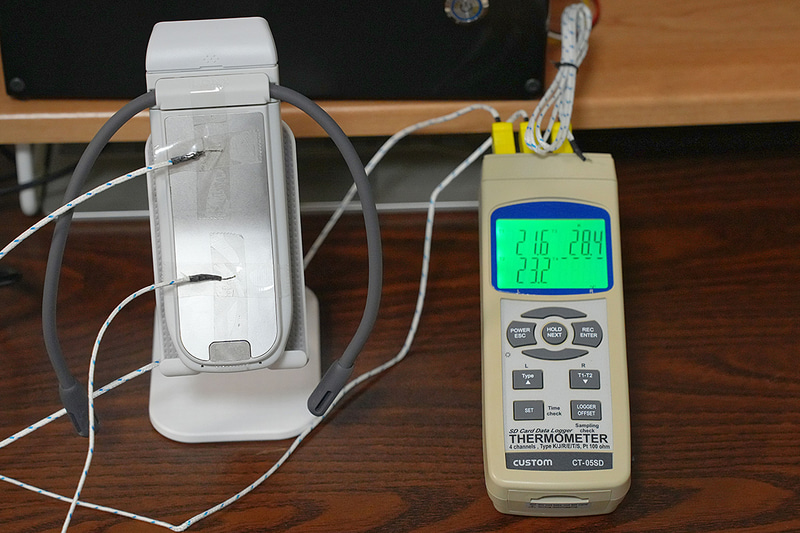 2つのサーモモジュールに熱電対を取り付けて測定。今回は無負荷状態でテストしている