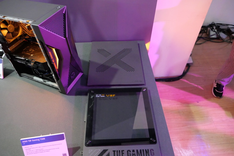 左側面パネルは、アクリルパネルとメタルパネルを選択できる