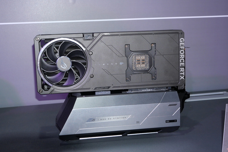 ビデオカードを覆うカバーはなく、裸のまま装着して利用するためインパクト抜群