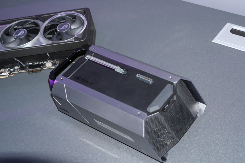 ASUSのBTFビデオカードに対応しており、別途補助電源ケーブルを接続せず利用できる